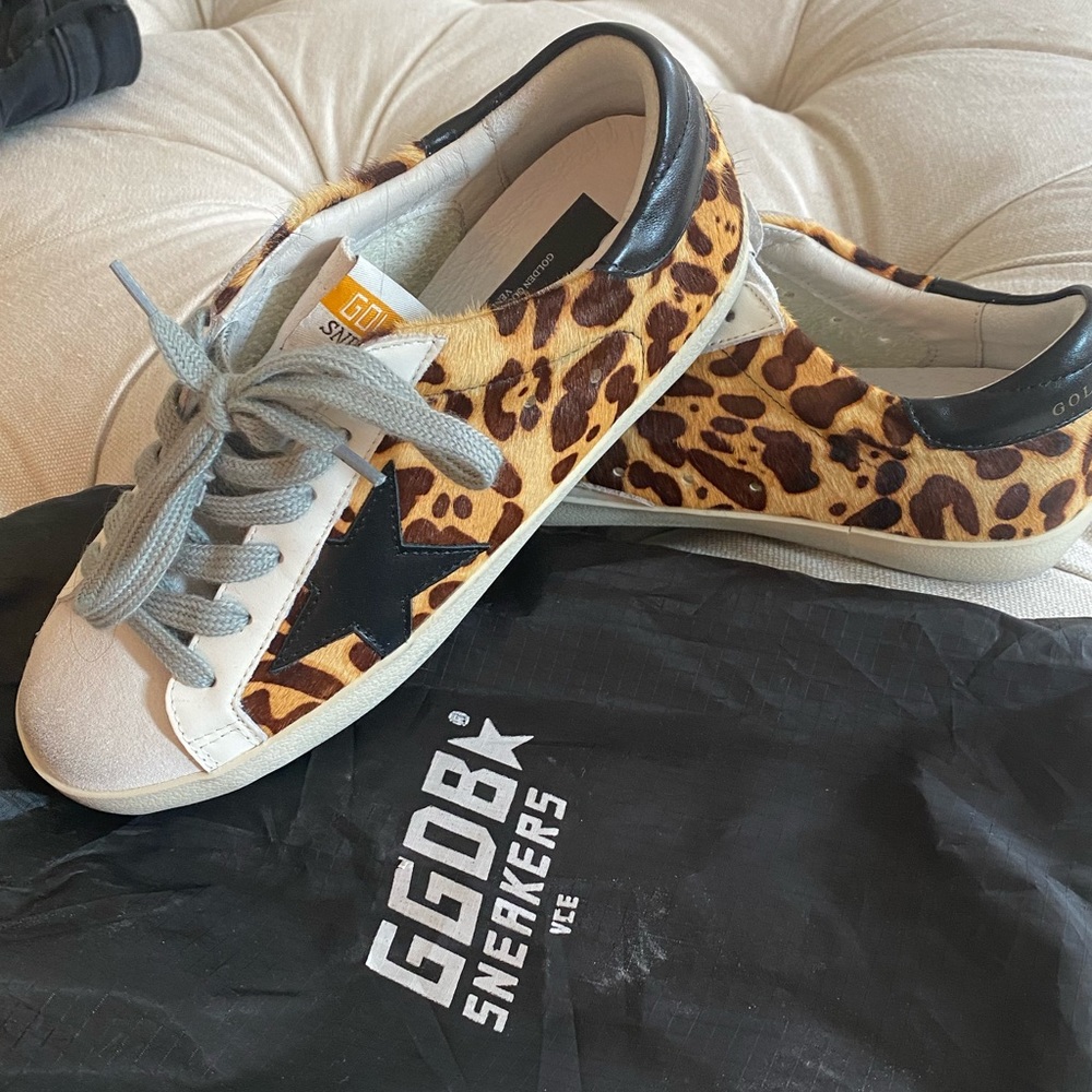 Golden superstars leopard with black star